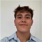 Experto en inglés con fluidez y habilidad demostradas.